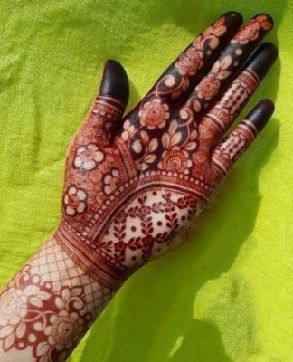 Floral patterns make Simple Mehndi Design more attractive