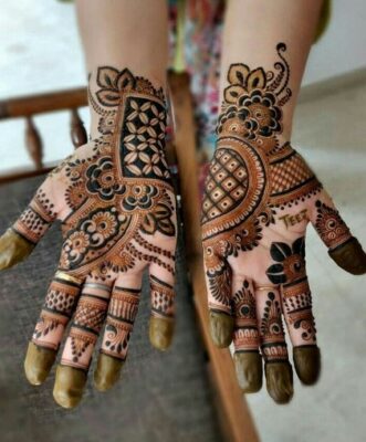 Many women choose Simple Mehndi Design for daily wear