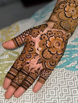 Mehndi Design Easy And Beautiful combines simplicity with beauty