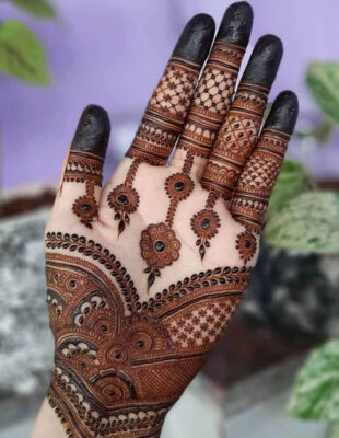 Mehndi Design Easy And Beautiful is popular during festivals