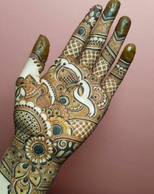 People use Simple Mehndi Design for family functions