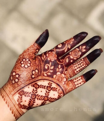 Simple Mehndi Design is loved in many countries