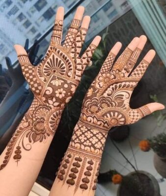 Simple Mehndi Design often includes flowers and leaves
