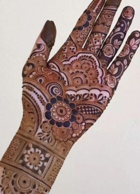 Simple Mehndi Design remains a favorite choice for many people